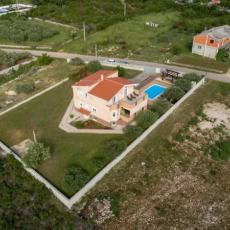 Andrea With Private Heathed Pool *