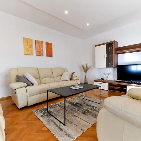 Andrea With Private Heathed Pool *