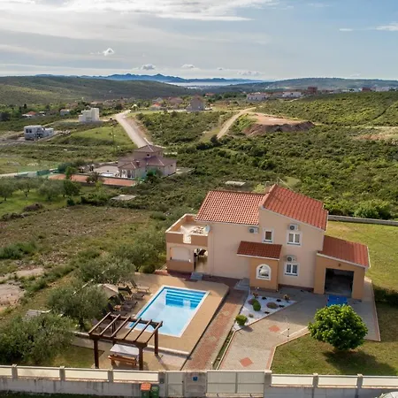 Вилла Andrea With Private Heathed Pool Debeljak