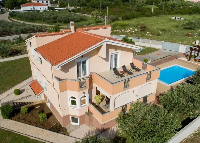 Andrea With Private Heathed Pool Вилла