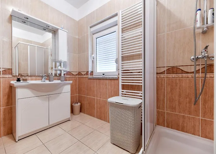 Andrea With Private Heathed Pool Вилла Debeljak