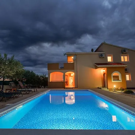 Villa Andrea With Private Heathed Pool