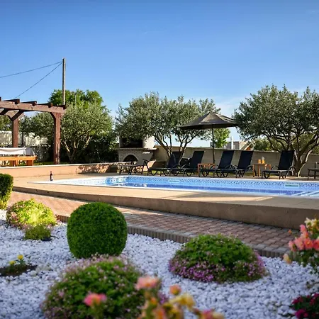 Andrea With Private Heathed Pool *