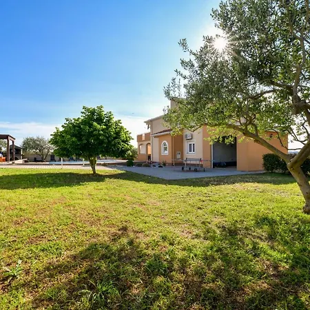 Andrea With Private Heathed Pool *