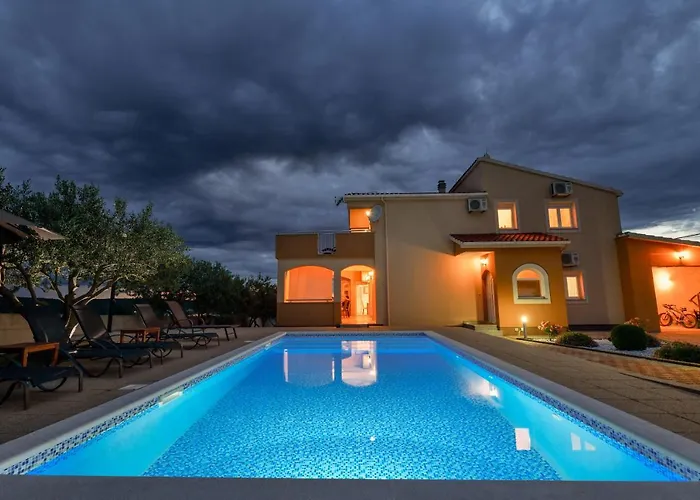 Villa Andrea With Private Heathed Pool