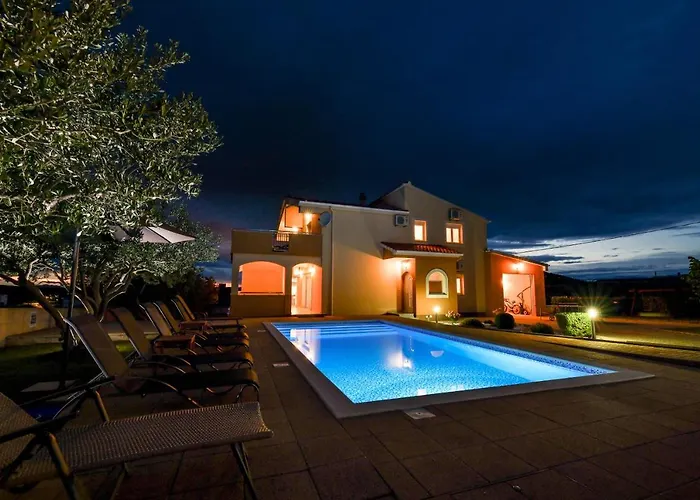 Andrea With Private Heathed Pool Villa Debeljak