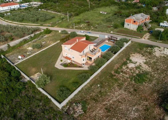 Andrea With Private Heathed Pool *