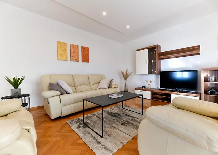 Andrea With Private Heathed Pool *