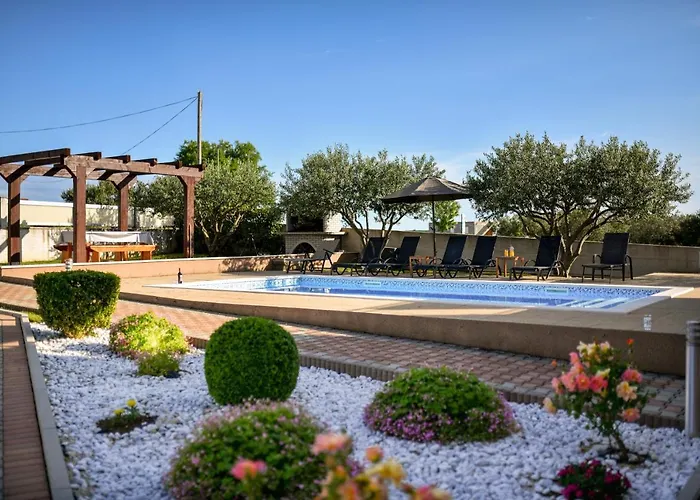 Andrea With Private Heathed Pool *