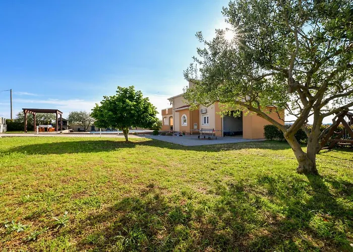 Andrea With Private Heathed Pool *