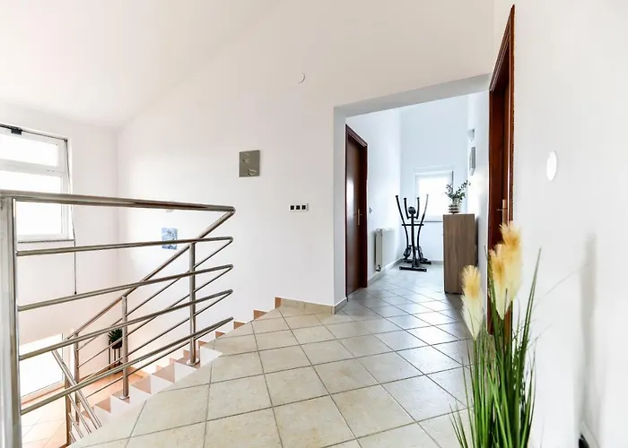 Villa Andrea With Private Heathed Pool