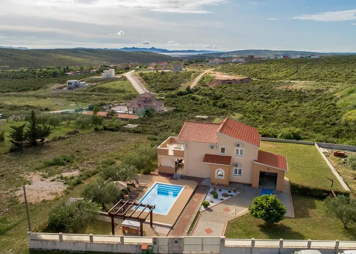 Villa Andrea With Private Heathed Pool Debeljak